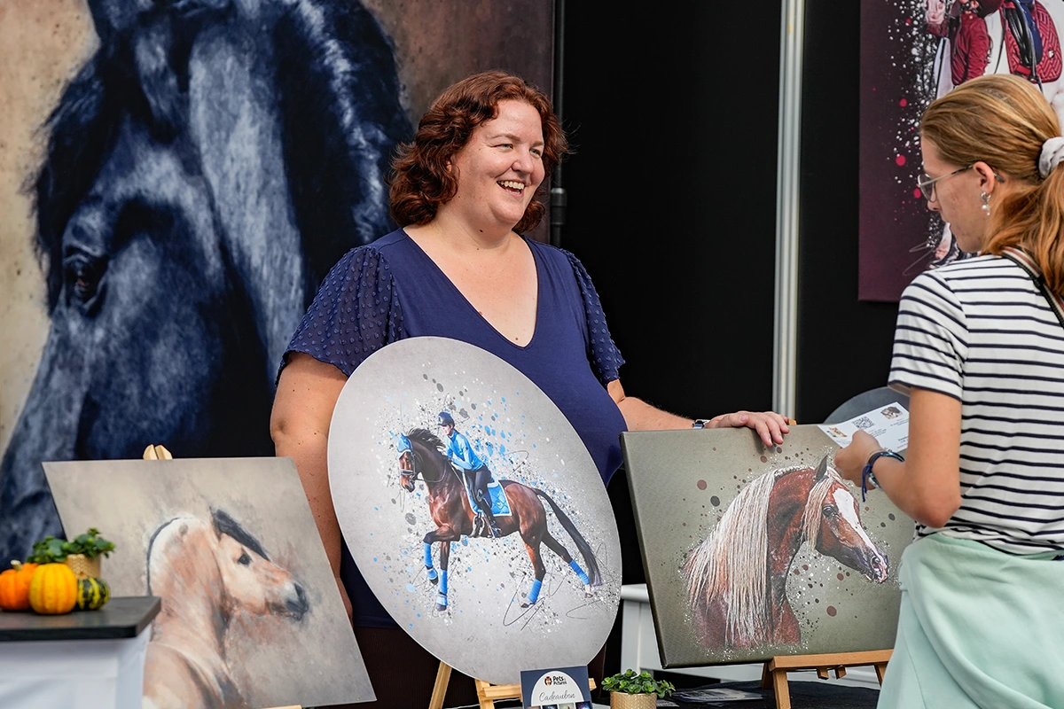 Femke Puijman in de stand van Pets & Pictures tijdens Horse Event 2024